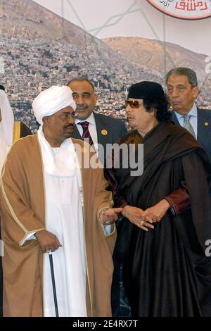 Omar Hassan Bashir del Sudan, Libico Muammar Gheddafi, Segretario Generale della Lega Araba AMR Moussa, visto durante la foto di gruppo dei leader arabi prima della sessione inaugurale del 20° vertice dei leader della Lega Araba a Damasco, Siria, il 29 marzo 2008. Foto di Ammar Abd Rabbo/ABACAPRESS.COM Foto Stock