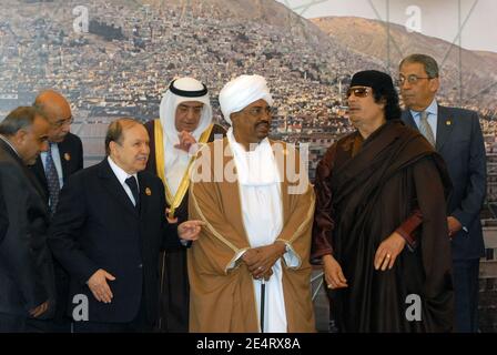 L'algerino Abdelaziz Bouteflika, Omar Hassan Bashir sudanese, Muammar Gheddafi libico, Segretario generale della Lega araba AMR Moussa, ha visto durante la foto di gruppo dei leader arabi prima della sessione inaugurale del 20° vertice dei leader della Lega araba a Damasco, Siria, il 29 marzo 2008. Foto di Ammar Abd Rabbo/ABACAPRESS.COM Foto Stock