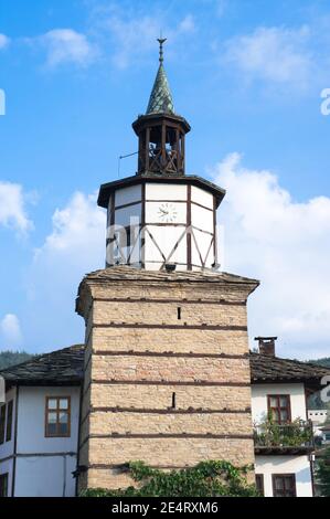 Torre dell'orologio a Tryavna famosa per l'architettura della rinascita nazionale bulgara Foto Stock