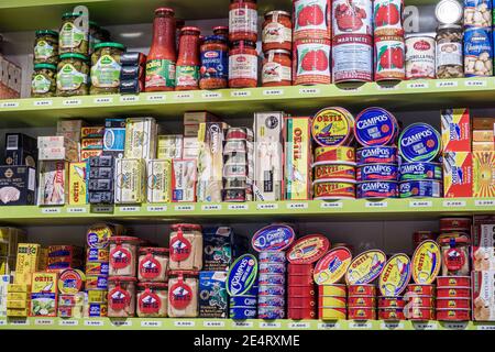 Spagna Barcellona Catalonia Catalunya Mercat de Sant Antoni mercato storico costruzione interna esposizione vendita premium lattina pesce dispensa preser Foto Stock