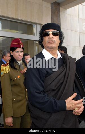 Il leader libico Muammar Gheddafi, circondato dalle sue guardie del corpo femminili "amazone", partecipa alla sessione di chiusura mentre il 20° vertice dei leader della Lega araba si conclude a Damasco, in Siria, il 30 marzo 2008. Foto di Ammar Abd Rabbo/ABACAPRESS.COM Foto Stock