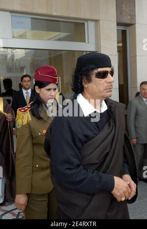 Il leader libico Muammar Gheddafi, circondato dalle sue guardie del corpo femminili "amazone", partecipa alla sessione di chiusura mentre il 20° vertice dei leader della Lega araba si conclude a Damasco, in Siria, il 30 marzo 2008. Foto di Ammar Abd Rabbo/ABACAPRESS.COM Foto Stock