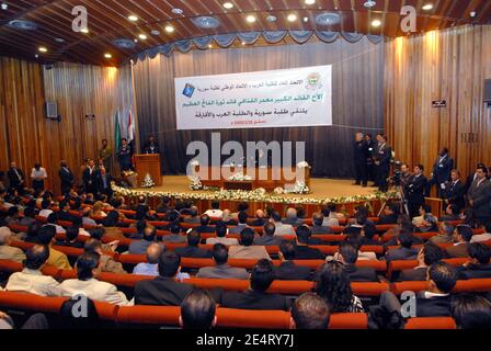 Il leader libico Muammar Gheddafi ha tenuto una lezione agli studenti arabi e africani alla 'Assad Library' dopo aver partecipato al ventesimo vertice dei leader della Lega araba a Damasco, Siria, il 30 marzo 2008. Foto di Ammar Abd Rabbo/ABACAPRESS.COM Foto Stock