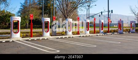 Fremont, CA, USA - 20 gennaio 2021: Tesla Supercharger per auto elettriche. Tesla è un'azienda americana che produce veicoli elettrici ed energia pulita Foto Stock