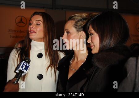 (L-R) i membri del cast 'Lipstick Jungle' Brooke Shields, Kim Raver e Lindsay Price hanno visto fuori e circa durante la settimana della Moda di Mercedes-Benz autunno 2008 al Bryant Park a New York City, USA il 1 febbraio 2008. Foto di Gregorio Binuya/ABACAUSA.COM (nella foto: Brooke Shields, Kim Raver, Lindsay Price) Foto Stock