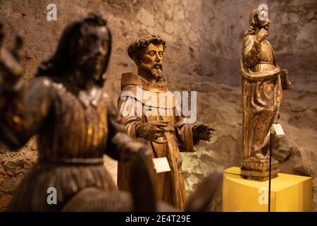 Antica statuaria religiosa nel Convento Santo Domingo museo di Antigua, Guatemala, America Centrale Foto Stock
