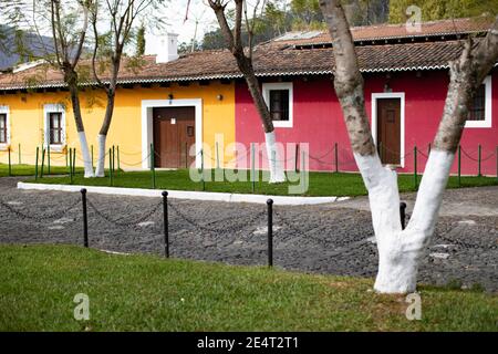 Case colorate su una strada ad Antigua, Guatemala, America Centrale Foto Stock