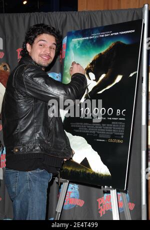 L'attore Steven Strait si pone mentre dona i costumi del suo prossimo film '10,000 BC' al Planet Hollywood a Times Square a New York City, USA il 3 marzo 2008. Foto di Gregorio Binuya/ABACAUSA.COM (nella foto: Stretto di Steven) Foto Stock