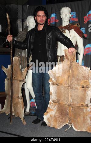 L'attore Steven Strait si pone mentre dona i costumi del suo prossimo film '10,000 BC' al Planet Hollywood a Times Square a New York City, USA il 3 marzo 2008. Foto di Gregorio Binuya/ABACAUSA.COM (nella foto: Stretto di Steven) Foto Stock