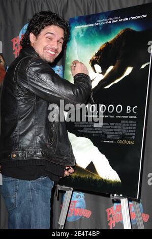 L'attore Steven Strait si pone mentre dona i costumi del suo prossimo film '10,000 BC' al Planet Hollywood a Times Square a New York City, USA il 3 marzo 2008. Foto di Gregorio Binuya/ABACAUSA.COM (nella foto: Stretto di Steven) Foto Stock