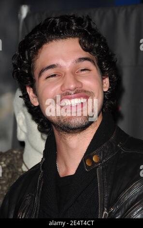 L'attore Steven Strait si pone mentre dona i costumi del suo prossimo film '10,000 BC' al Planet Hollywood a Times Square a New York City, USA il 3 marzo 2008. Foto di Gregorio Binuya/ABACAUSA.COM (nella foto: Stretto di Steven) Foto Stock