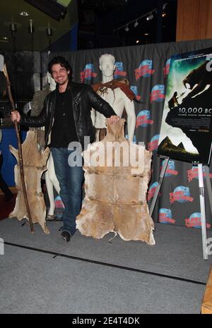 L'attore Steven Strait si pone mentre dona i costumi del suo prossimo film '10,000 BC' al Planet Hollywood a Times Square a New York City, USA il 3 marzo 2008. Foto di Gregorio Binuya/ABACAUSA.COM (nella foto: Stretto di Steven) Foto Stock