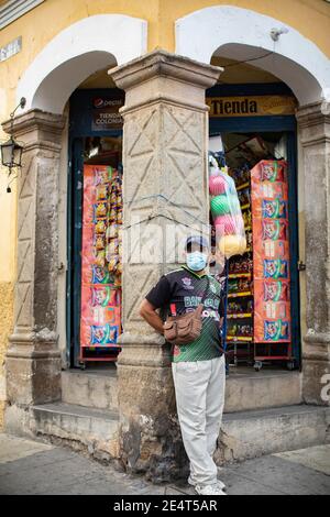 Uomo che indossa la maschera sulla strada ad Antigua, Guatemala, America Centrale Foto Stock