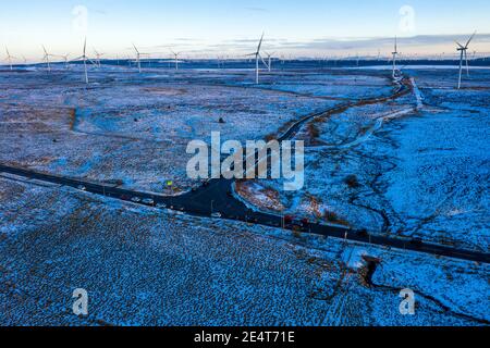 Whitelee Windfarm, Scozia, Regno Unito. 24 gennaio 2021. Nella foto: La gente fuori nelle loro masse godendo la giornata d'inverno frizzante al Windfarm Whitelee durante il blocco di fase 4. La polizia scozzese ha fornito consigli sulle persone in modo sensato, tuttavia ci sono masse di auto parcheggiate in tutto il luogo, nella misura in cui le auto sono state parcheggiate sul lato della strada, poiché è così occupato. Credit: Colin Fisher/Alamy Live News Foto Stock