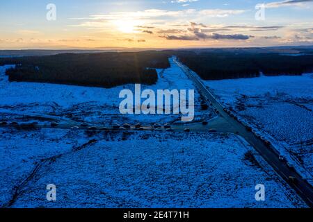 Whitelee Windfarm, Scozia, Regno Unito. 24 gennaio 2021. Nella foto: La gente fuori nelle loro masse godendo la giornata d'inverno frizzante al Windfarm Whitelee durante il blocco di fase 4. La polizia scozzese ha fornito consigli sulle persone in modo sensato, tuttavia ci sono masse di auto parcheggiate in tutto il luogo, nella misura in cui le auto sono state parcheggiate sul lato della strada, poiché è così occupato. Credit: Colin Fisher/Alamy Live News Foto Stock