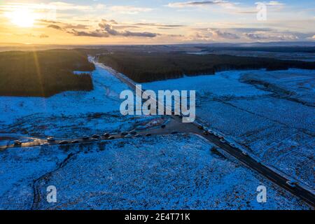 Whitelee Windfarm, Scozia, Regno Unito. 24 gennaio 2021. Nella foto: La gente fuori nelle loro masse godendo la giornata d'inverno frizzante al Windfarm Whitelee durante il blocco di fase 4. La polizia scozzese ha fornito consigli sulle persone in modo sensato, tuttavia ci sono masse di auto parcheggiate in tutto il luogo, nella misura in cui le auto sono state parcheggiate sul lato della strada, poiché è così occupato. Credit: Colin Fisher/Alamy Live News Foto Stock