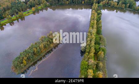 Vista aerea dei droni degli stagni di Milicz in Polonia Foto Stock