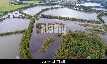 Vista aerea dei droni degli stagni di Milicz in Polonia Foto Stock