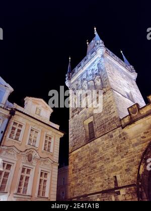 Repubblica Ceca, Praga 11 marzo 2020: Praga, la torre del ponte di Smalltown di notte Foto Stock