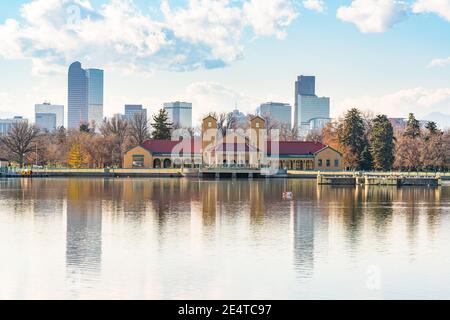 Skyline della città di Denver, Colorado, sul lago Ferril nel City Park Foto Stock