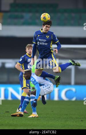 Giangiacomo Magnani (Hellas Verona)Victor Osimhen (Napoli) durante il 'salie UNA partita tra Hellas Verona 3-1 Napoli allo stadio Marcantonio Bentegodi il 24 gennaio 2021 a Verona. Credit: Maurizio Borsari/AFLO/Alamy Live News Foto Stock