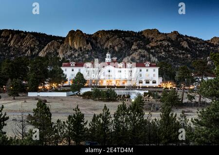 Estes Park, CO - 31 ottobre 2020: Vista dello storico Staley Hotel nelle Montagne Rocciose di Estes Park di notte Foto Stock