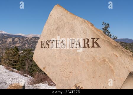 Segno monolito di pietra al confine del Parco Estes lungo route 36 Foto Stock