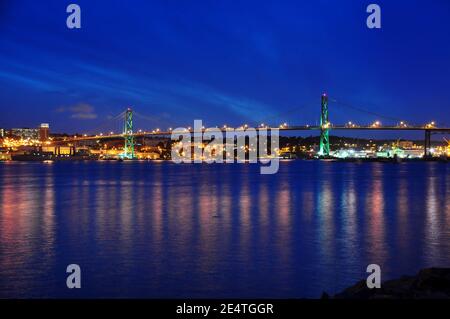 Angus L. Macdonald Bridge che collega Halifax a Dartmouth in Nuova Scozia, Canada Foto Stock