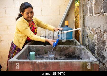 Sistema di filtraggio dell'acqua a base di rubinetto in uso a San Juan la Laguna, Guatemala. Foto Stock