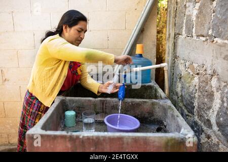 Sistema di filtraggio dell'acqua a base di rubinetto in uso a San Juan la Laguna, Guatemala. Foto Stock
