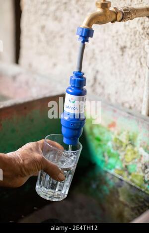 Sistema di filtraggio dell'acqua a base di rubinetto in uso a San Juan la Laguna, Guatemala. Foto Stock