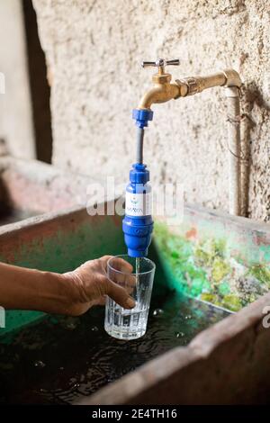 Sistema di filtraggio dell'acqua a base di rubinetto in uso a San Juan la Laguna, Guatemala. Foto Stock