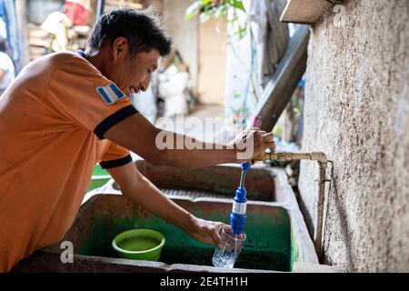 Sistema di filtraggio dell'acqua a base di rubinetto in uso a San Juan la Laguna, Guatemala. Foto Stock