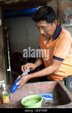 Lavaggio di riflusso un sistema domestico del filtro dell'acqua basato del rubinetto in uso a San Juan la Laguna, Guatemala. Foto Stock