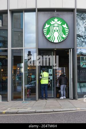 Londra, Regno Unito. 23 gennaio 2021. Il logo del caffè Starbucks visto in una delle loro filiali nel centro di Londra. Credit: SOPA Images Limited/Alamy Live News Foto Stock