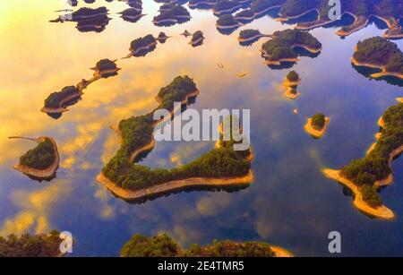 Hangzhou, Cina. 21 Gennaio 2021. La bellezza del lago delle mille isole sotto il tramonto a Hangzhou, Zhejiang, Cina il 21 gennaio 2021.(Photo by TPG/cnsphotos) (Photo by Top Photo/Sipa USA) Credit: Sipa USA/Alamy Live News Foto Stock