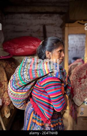 Ritratto di una donna anziana che porta un bambino a casa sua a Cantel, Guatemala, America Centrale. Foto Stock