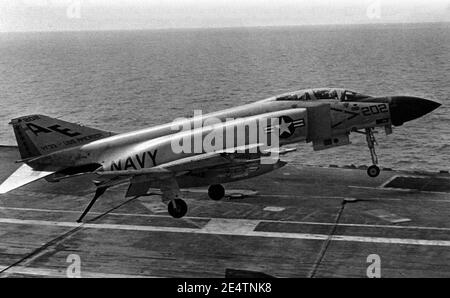 McDonnell F-4J Phantom II della VF-33 atterrando a bordo della USS America (CVA-66), nel 1968. Foto Stock