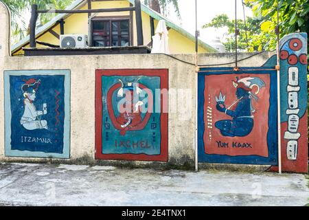 Murales di icone Maya a Puerto Morelos, Messico Foto Stock