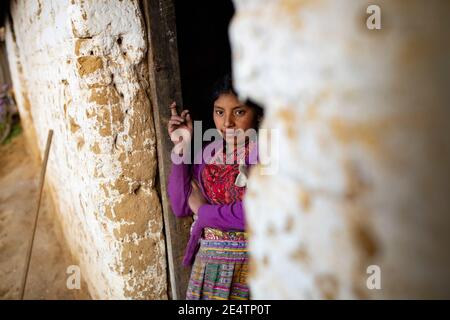 Ritratto di una giovane donna in abbigliamento tradizionale a Cantel, Guatemala, America Centrale. Foto Stock