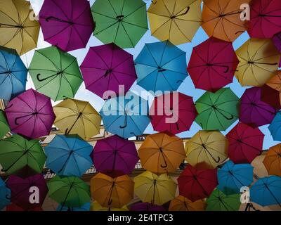 Vista panoramica degli ombrelloni colorati cielo strada decorazione installazione d'arte A Cite Berryer le Village Royal Paris Francia Europa Foto Stock