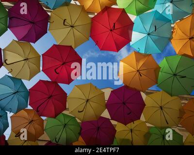 Vista panoramica degli ombrelloni colorati cielo strada decorazione installazione d'arte A Cite Berryer le Village Royal Paris Francia Europa Foto Stock