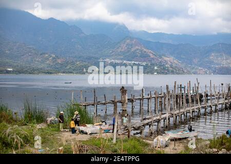 Splendido scenario sul lago Atitlán, Guatemala, America Centrale. Foto Stock