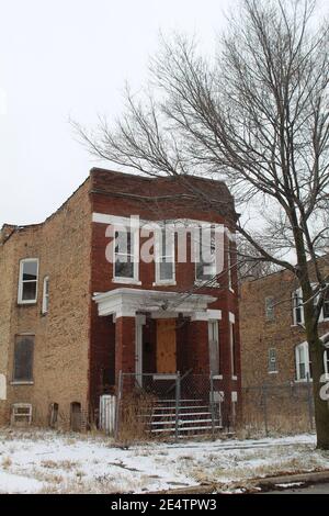 Due appartamenti abbandonati in mattoni rossi nel quartiere Englewood di Chicago Lato sud di Chicago Foto Stock