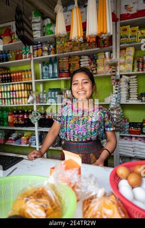 Operaio di negozio femminile a San Marcos la Laguna, Guatemala, America Centrale. Foto Stock