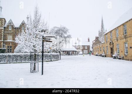 OAKHAM/RUTLAND, INGHILTERRA - 24 GENNAIO 2021: Oakham Butter cross in una giornata innevata Foto Stock