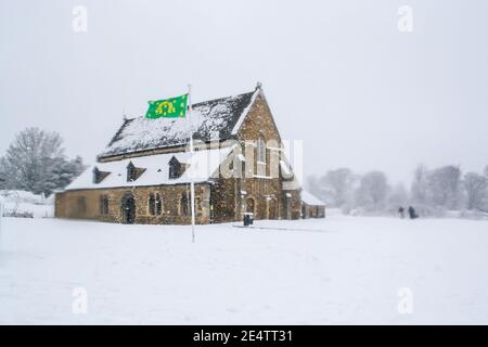 OAKHAM/RUTLAND, INGHILTERRA - 24 GENNAIO 2021: Castello di Oakham in una giornata innevata Foto Stock