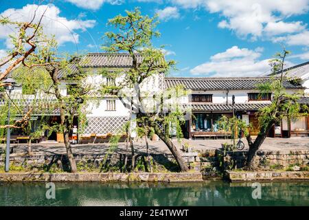 Kurashiki Bikan quartiere storico, canale e case tradizionali a Okayama, Giappone Foto Stock