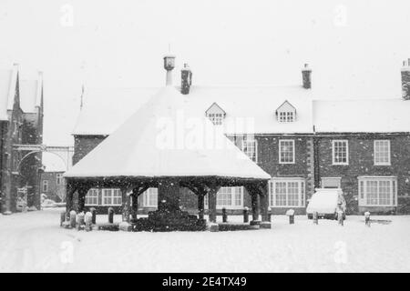 OAKHAM/RUTLAND, INGHILTERRA - 24 GENNAIO 2021: Oakham Butter cross in una giornata innevata Foto Stock