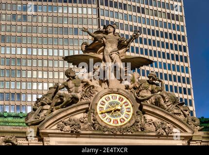 La facciata del Grand Central Terminal presenta una scultura per il trasporto e un orologio in vetro di Tiffany, New York City, USA Foto Stock